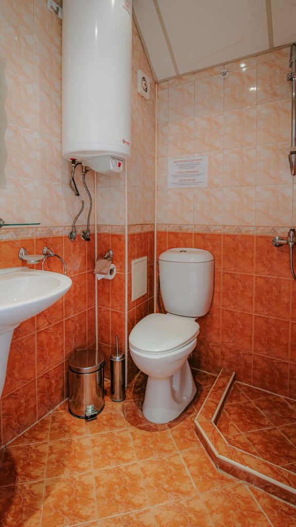 2_bedrooms-bathroom