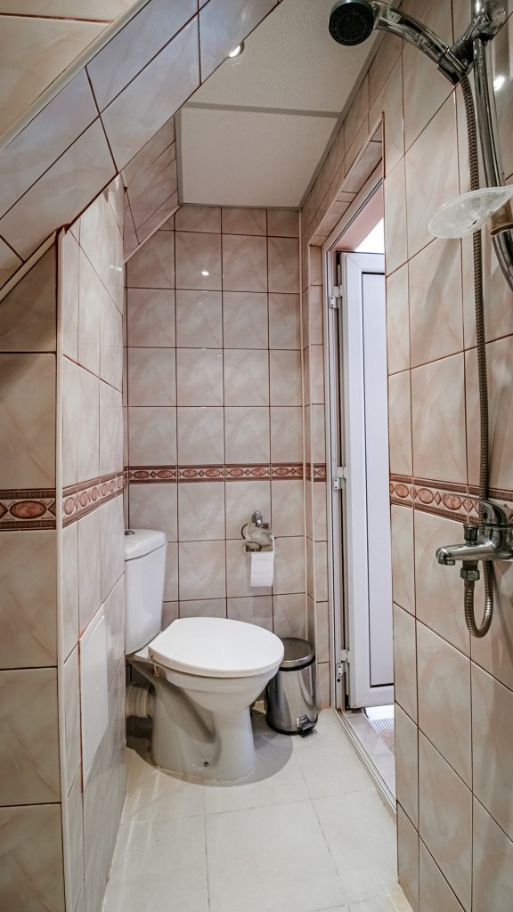Studio-Bathroom_2